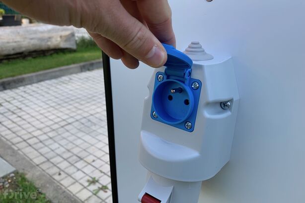 Nabíjecí stanice u hotelu Studánka