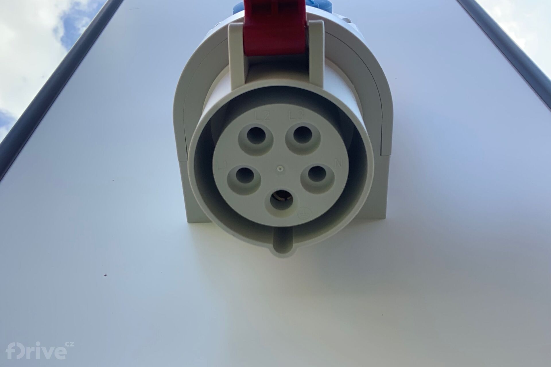 Nabíjecí stanice u hotelu Studánka