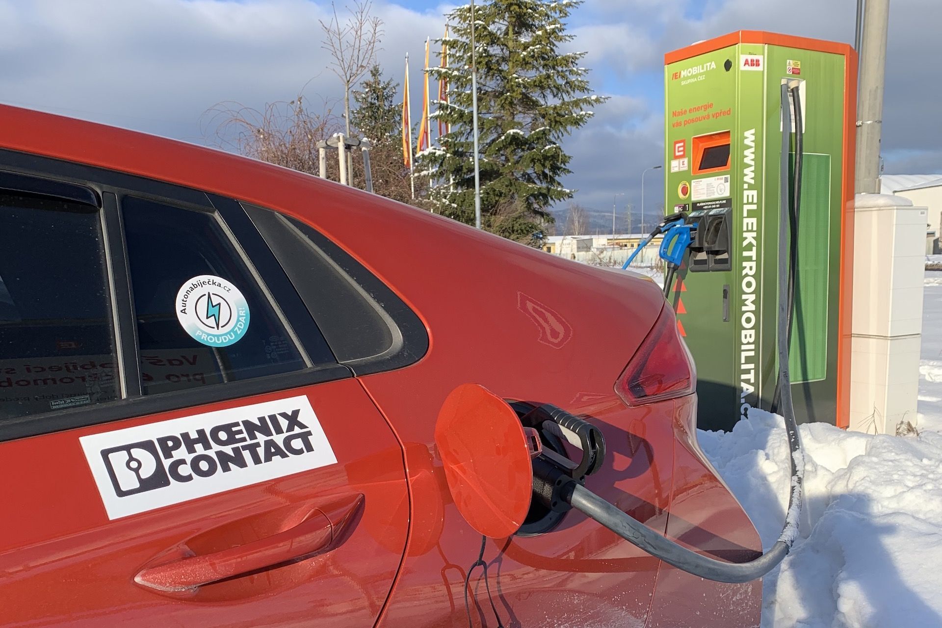 Nabíjení vozu Hyundai Ioniq Electric u stanice ČEZ