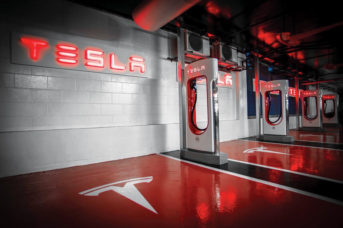 Nápis/logo Tesla na nabíječce Supercharger