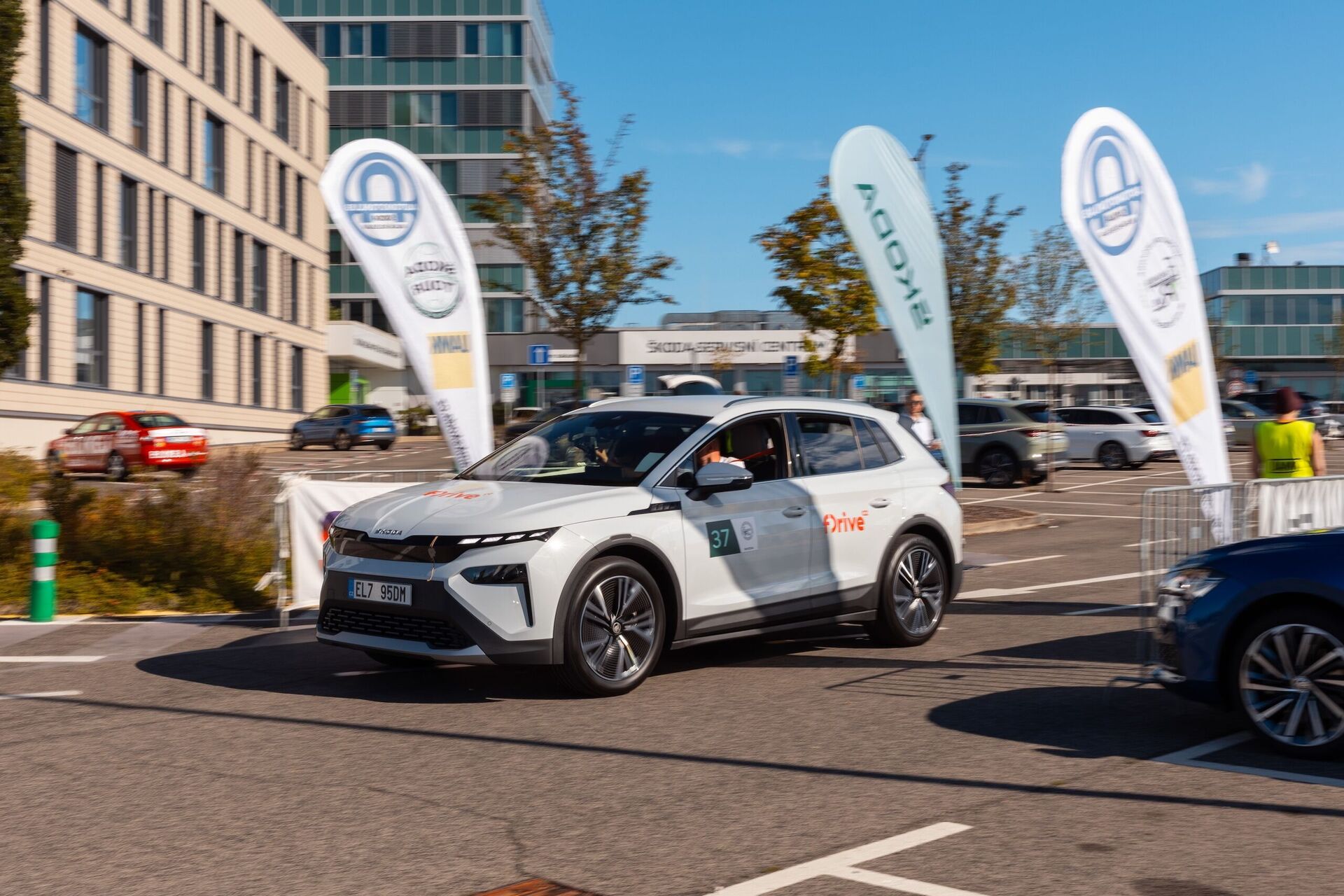 Naše posádka na startu a trase Škoda Economy Run 2025