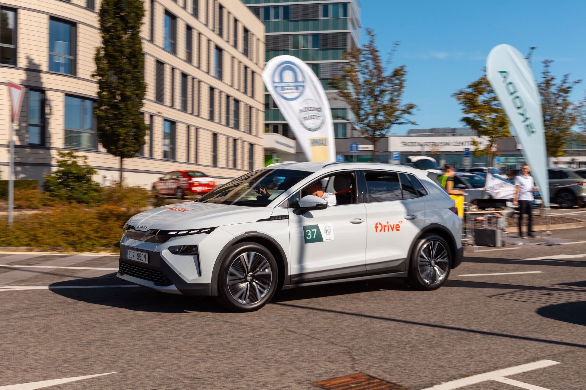 Naše posádka na startu a trase Škoda Economy Run 2025
