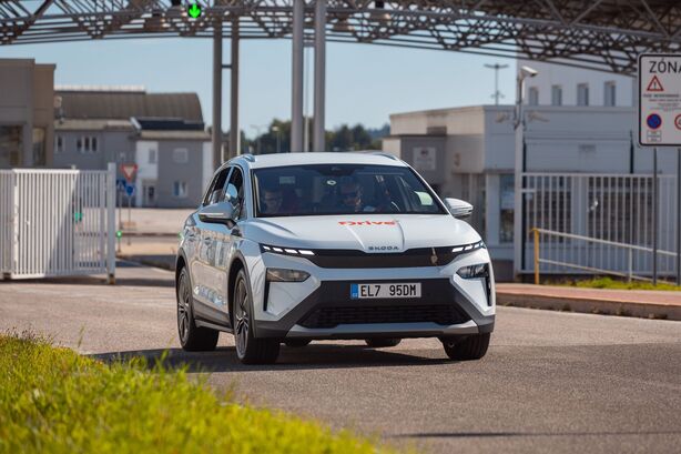 Naše posádka na startu a trase Škoda Economy Run 2025
