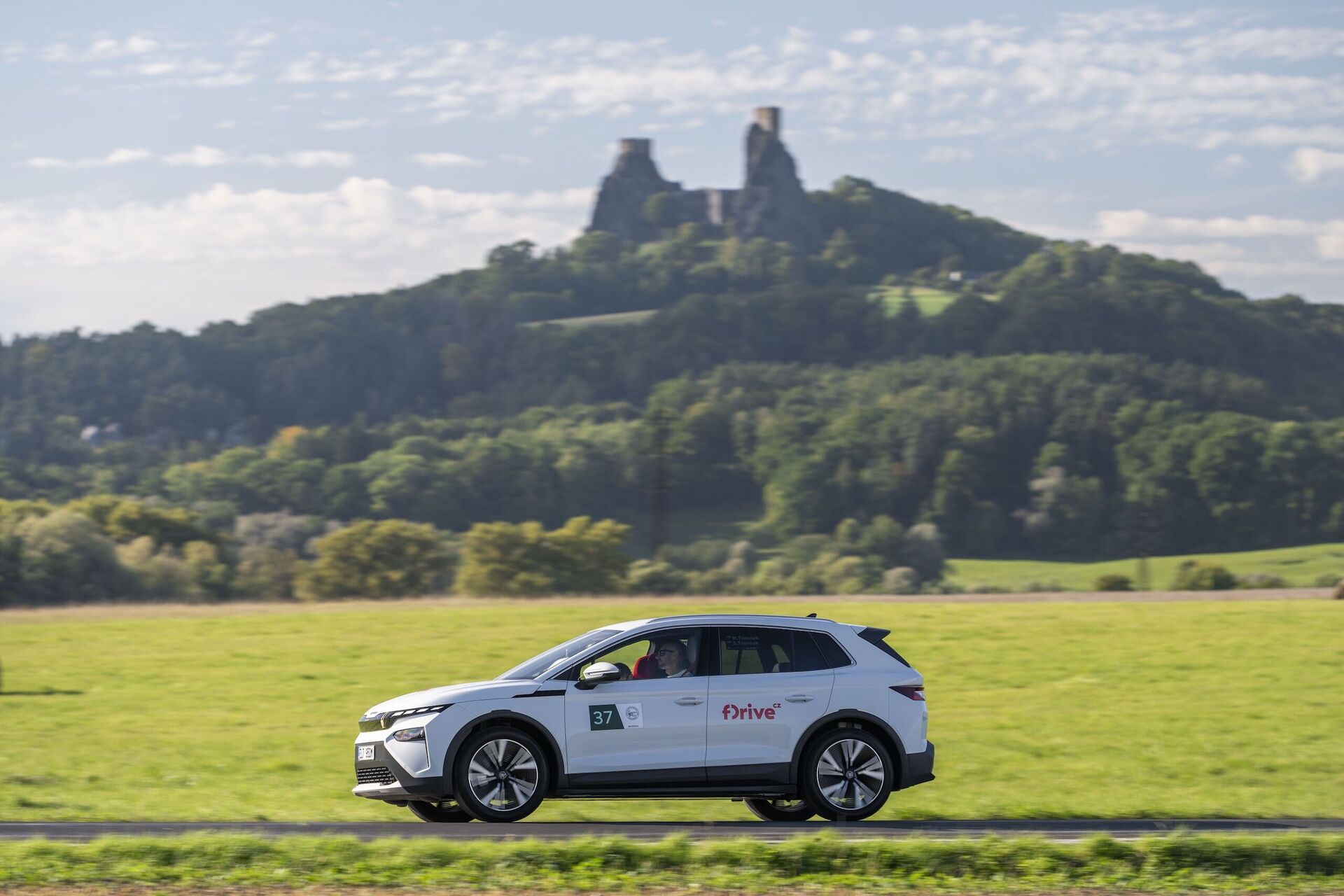Naše posádka na startu a trase Škoda Economy Run 2025