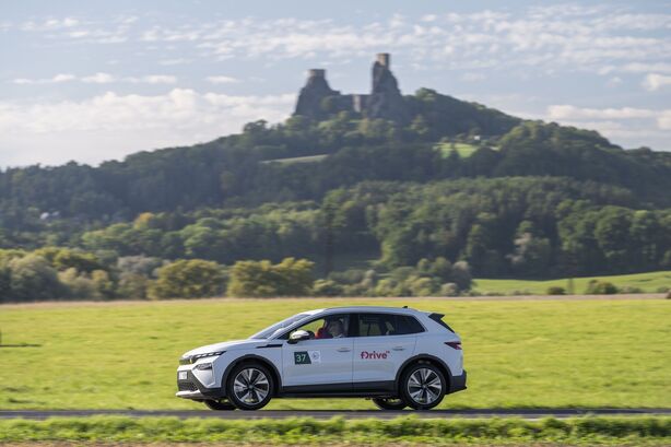 Naše posádka na startu a trase Škoda Economy Run 2025