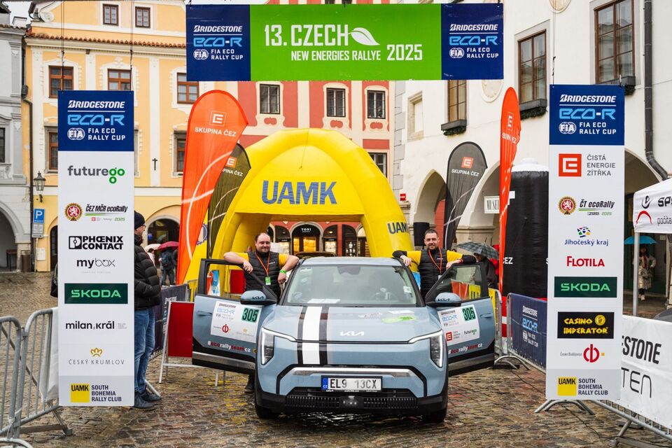Naše posádka vozu Kia EV3 v cíli Czech New Energies Rallye 2025