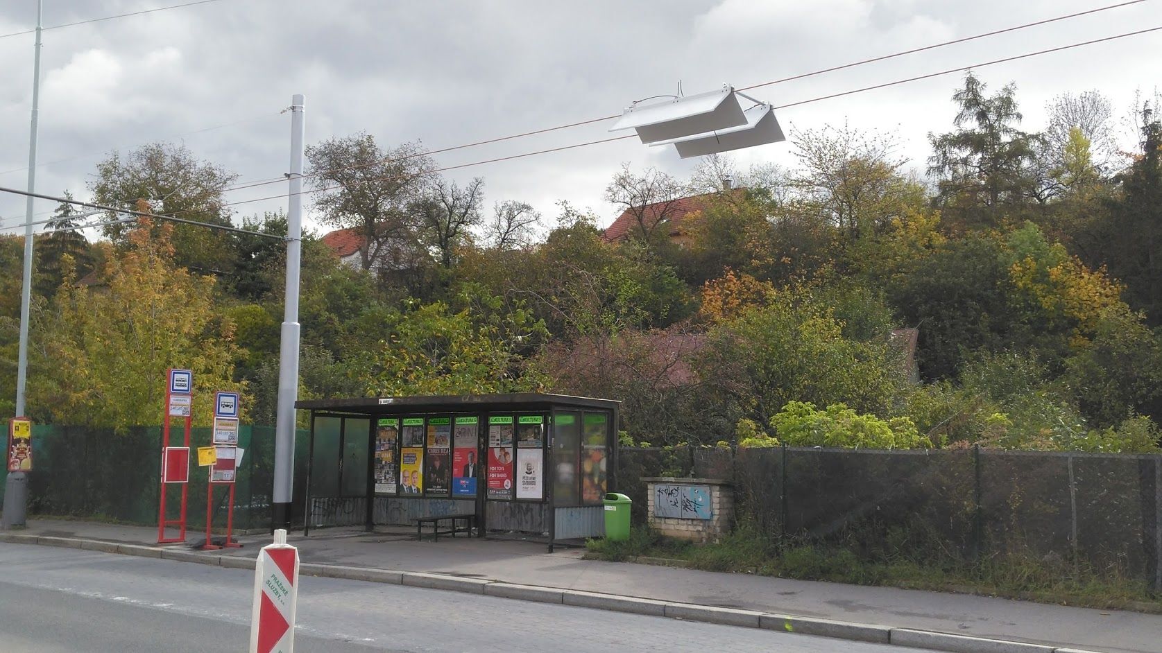 Naváděcí stříšky v zastávce Kundratka