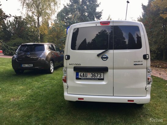 Nissan e-NV200 a Nissan Leaf