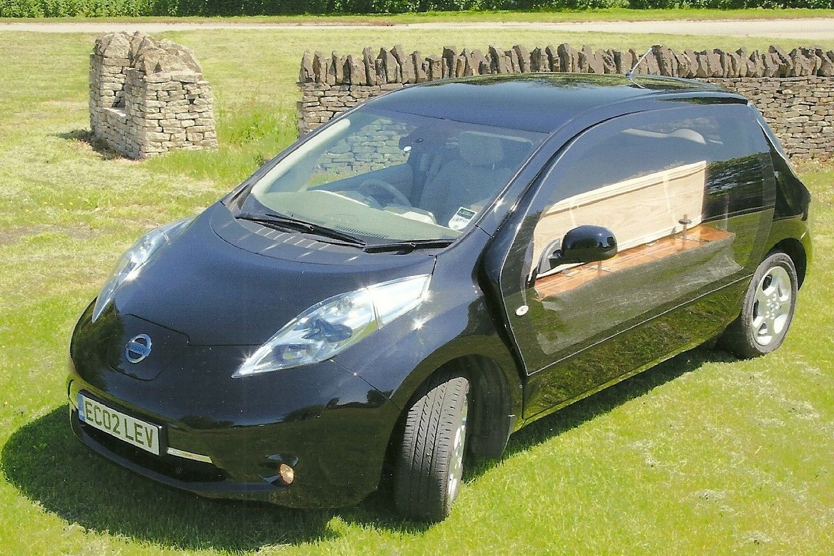 Nissan Leaf pohřební vůz