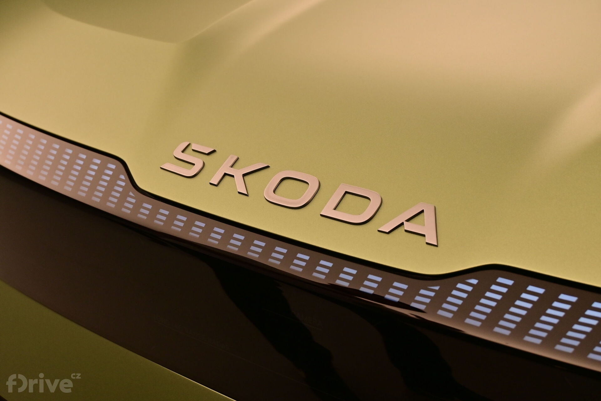 Nové logo Škoda na studii Vision 7S