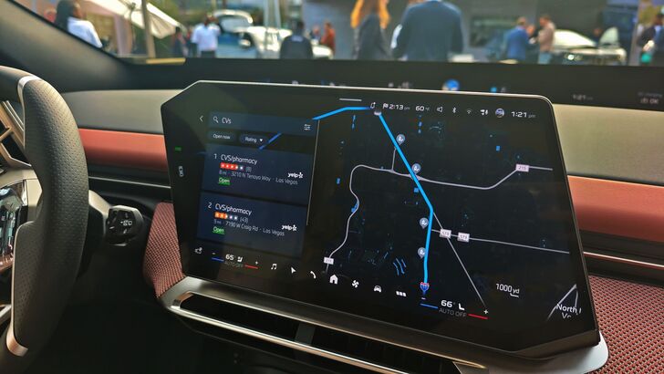 Nový asistent BMW v různých situacích