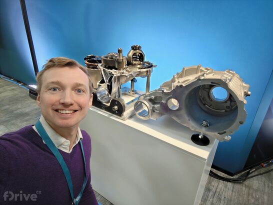 Nový synchronní elektromotor 6. generace používaný pro zadní nápravu