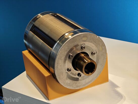 Nový synchronní elektromotor 6. generace používaný pro zadní nápravu