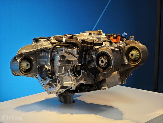 Nový synchronní elektromotor 6. generace používaný pro zadní nápravu