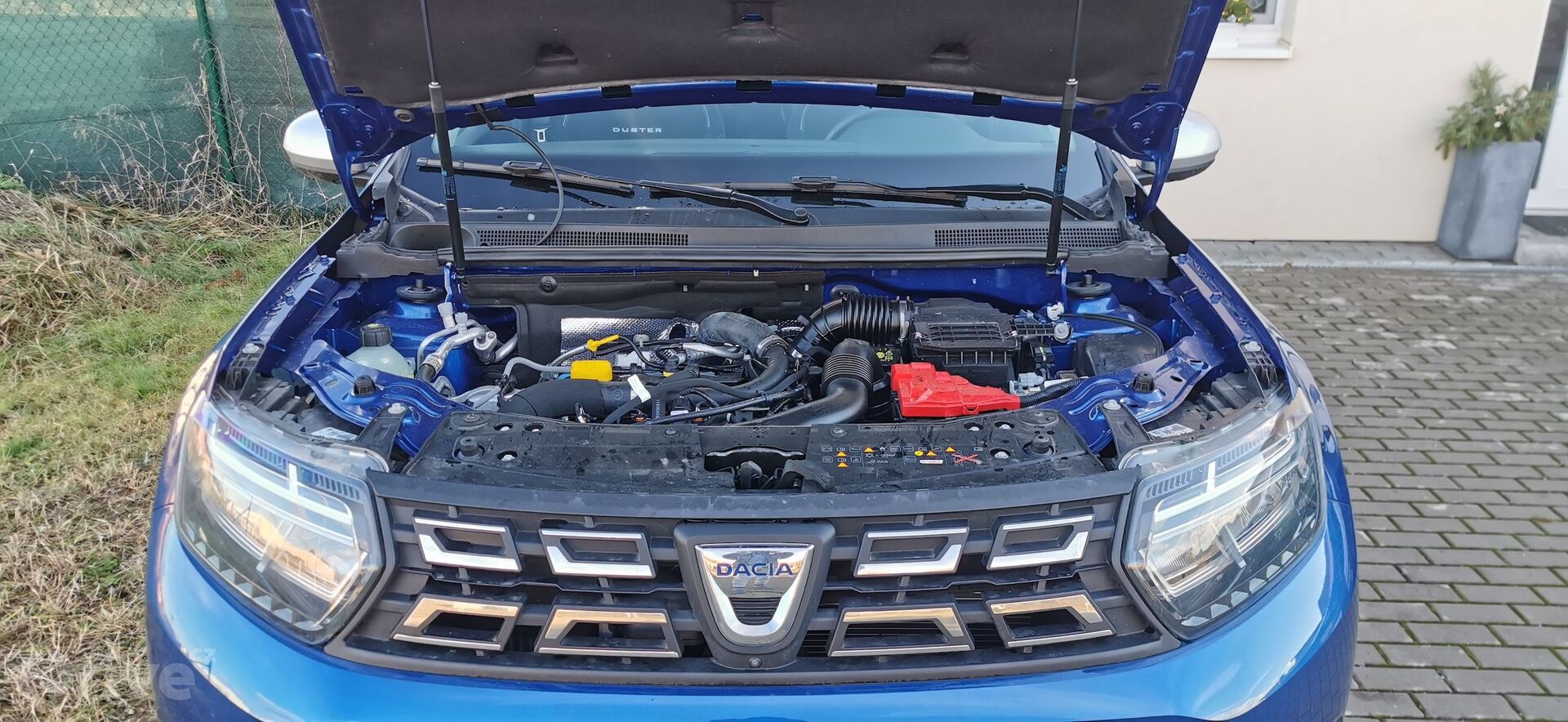 Otevřená kapota Dacie Duster