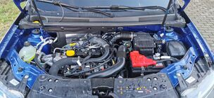 Otevřená kapota Dacie Duster