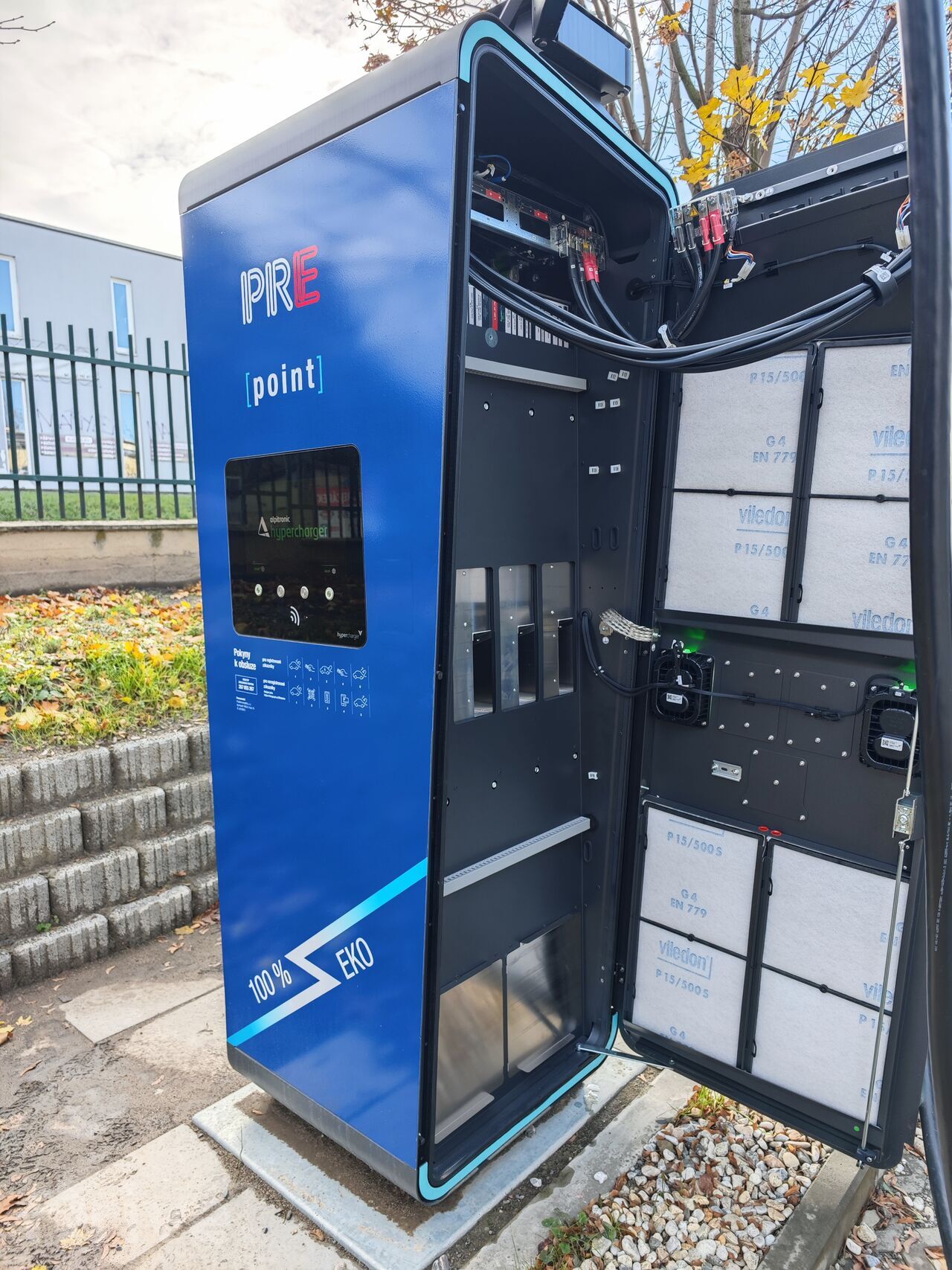 Otevřená přední část 300kW stanice Alpitronic Hypercharger