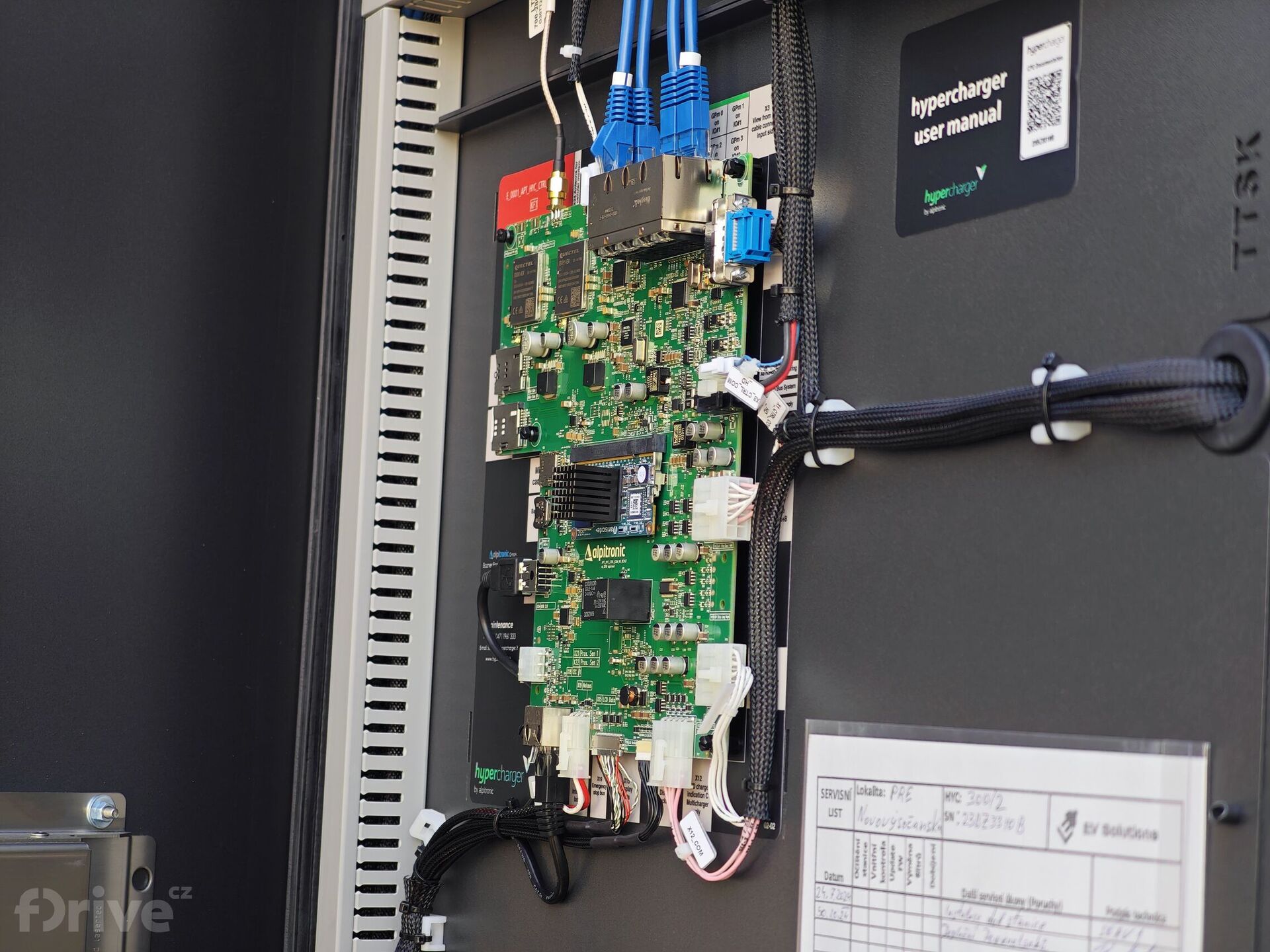 Otevřená přední část 300kW stanice Alpitronic Hypercharger