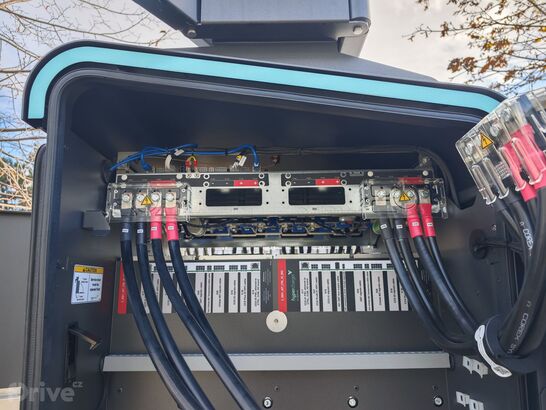 Otevřená přední část 300kW stanice Alpitronic Hypercharger