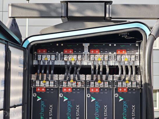 Otevřená zadní část 300kW stanice Alpitronic Hypercharger