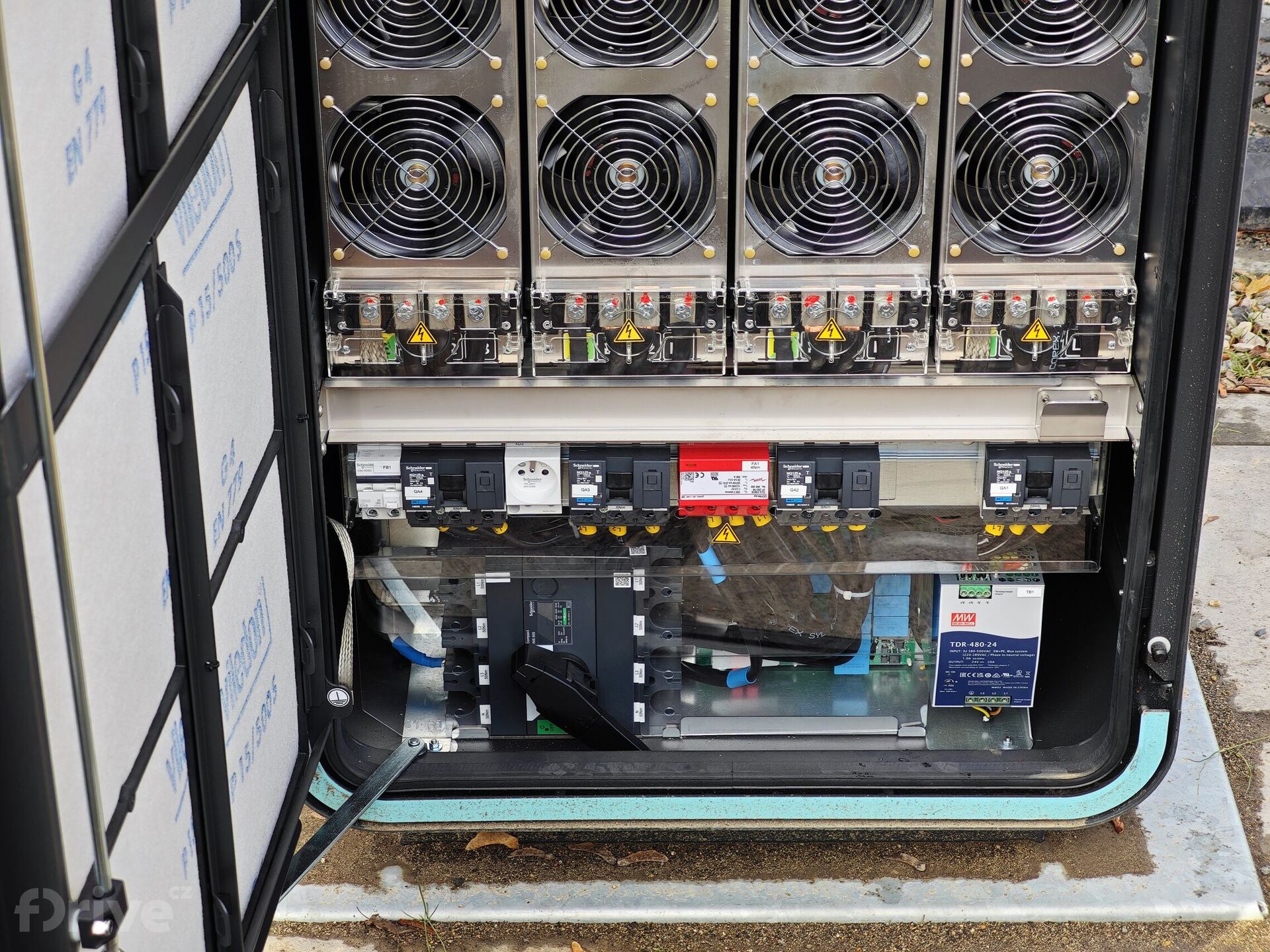 Otevřená zadní část 300kW stanice Alpitronic Hypercharger