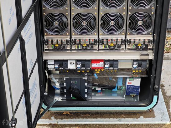 Otevřená zadní část 300kW stanice Alpitronic Hypercharger