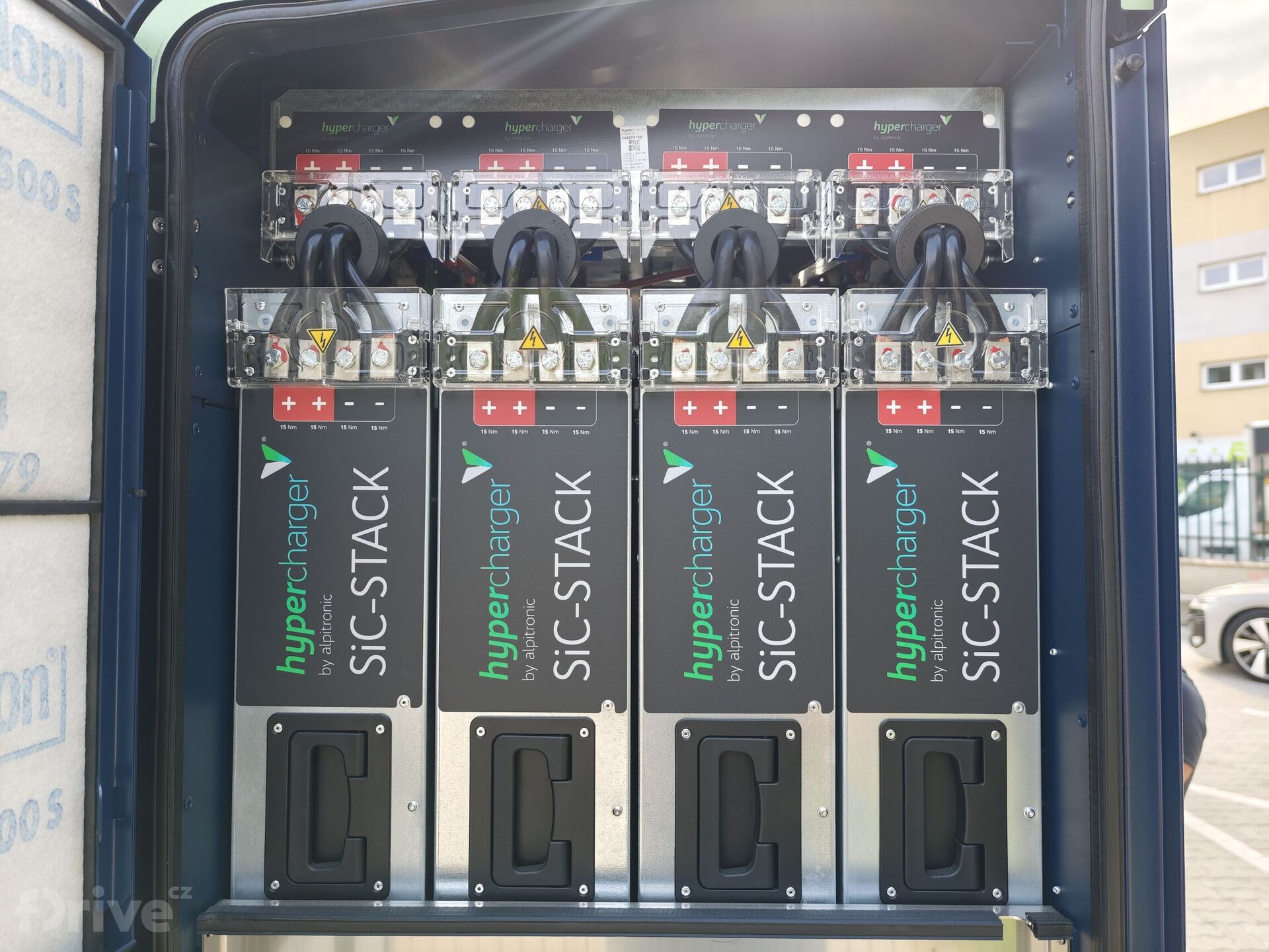 Otevřená zadní část nové 400kW stanice Alpitronic Hypercharger