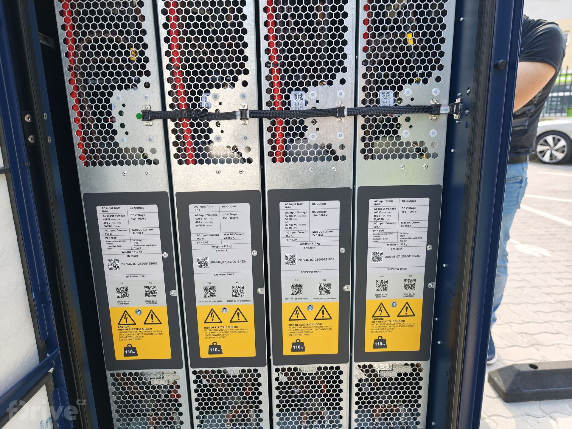 Otevřená zadní část nové 400kW stanice Alpitronic Hypercharger