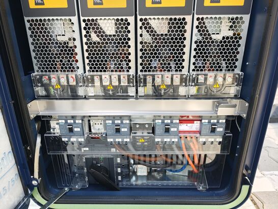 Otevřená zadní část nové 400kW stanice Alpitronic Hypercharger