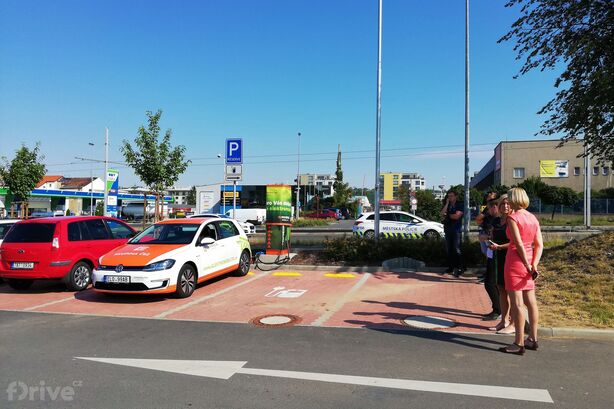 Otevření 100 rychlonabíjecí stanice ČEZ