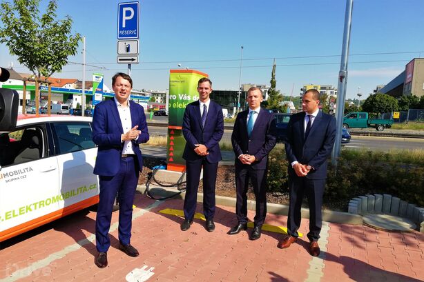 Otevření 100 rychlonabíjecí stanice ČEZ