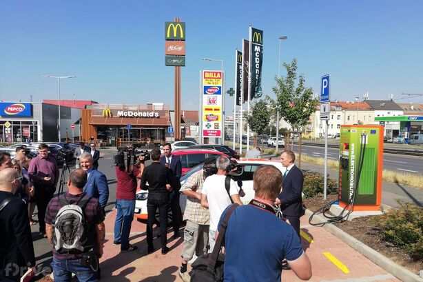 Otevření 100 rychlonabíjecí stanice ČEZ