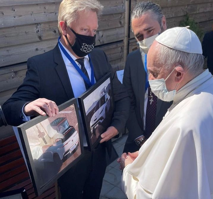 Papež František a nový elektromobil Fisker Ocean