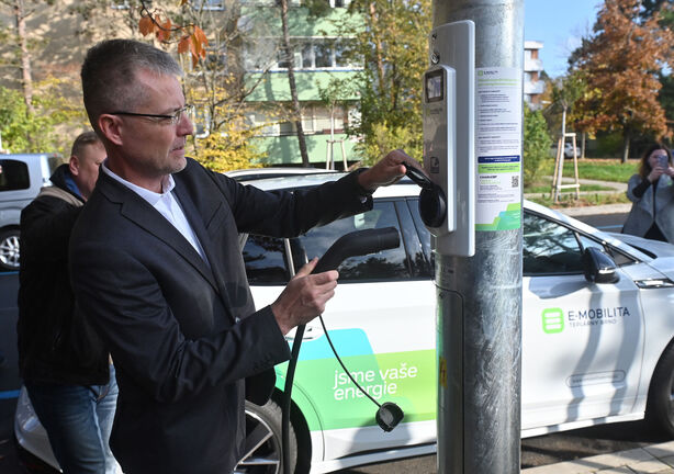 Petr Beneš u unikátní nabíjecí stanice v Brně