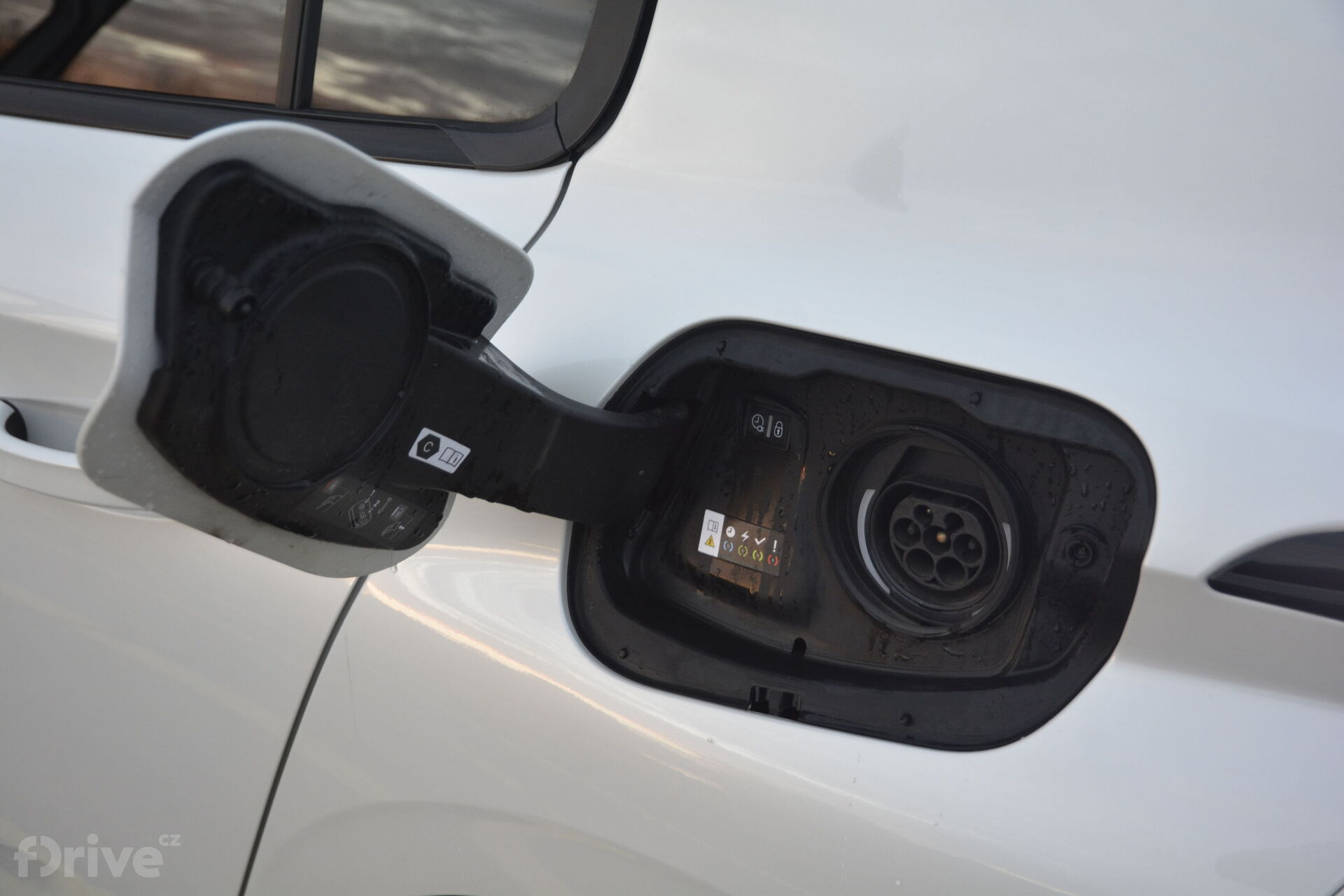 Peugeot 308 Hybrid 225