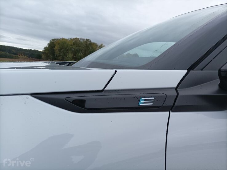 Peugeot e-2008 (2023)