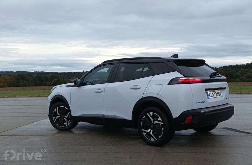 Peugeot e-2008 (2023)