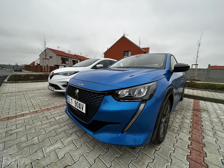 Peugeot e-208 vs Renault Zoe