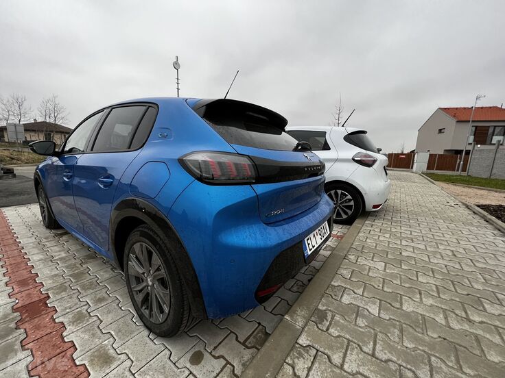 Peugeot e-208 vs Renault Zoe