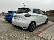 Peugeot e-208 vs Renault Zoe