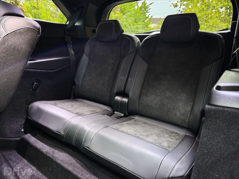 Peugeot e-5008
