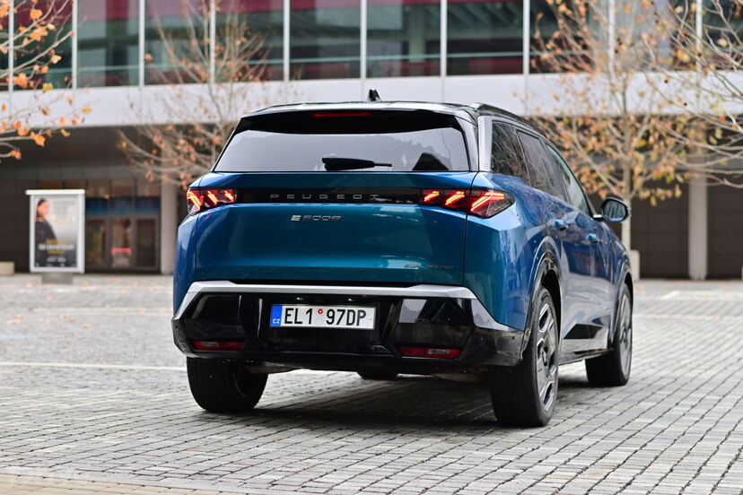 Peugeot e-5008