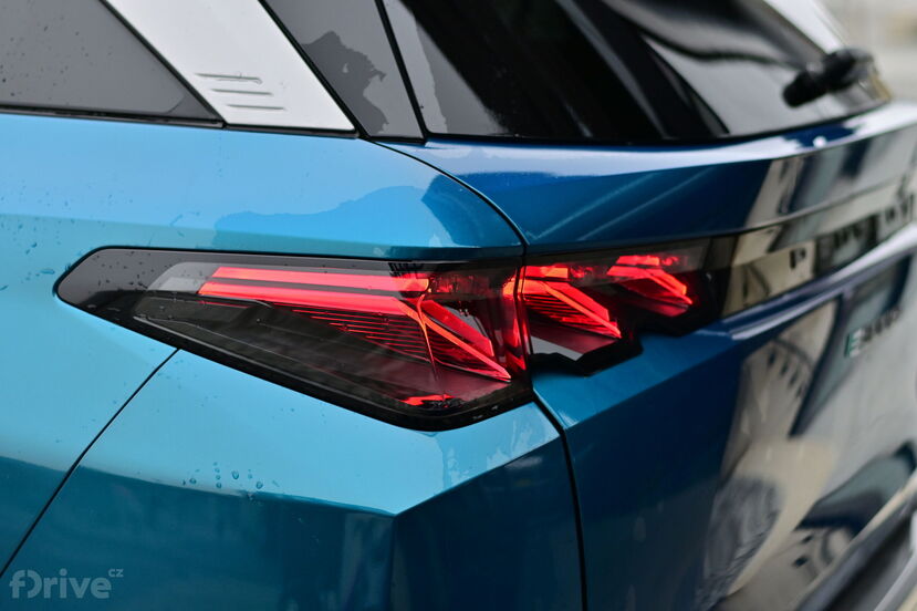 Peugeot e-5008