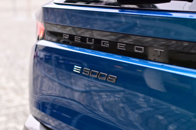 Peugeot e-5008