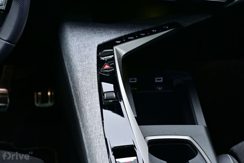 Peugeot e-5008