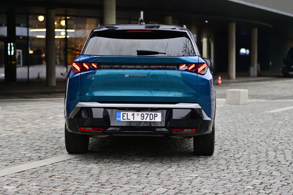 Peugeot e-5008