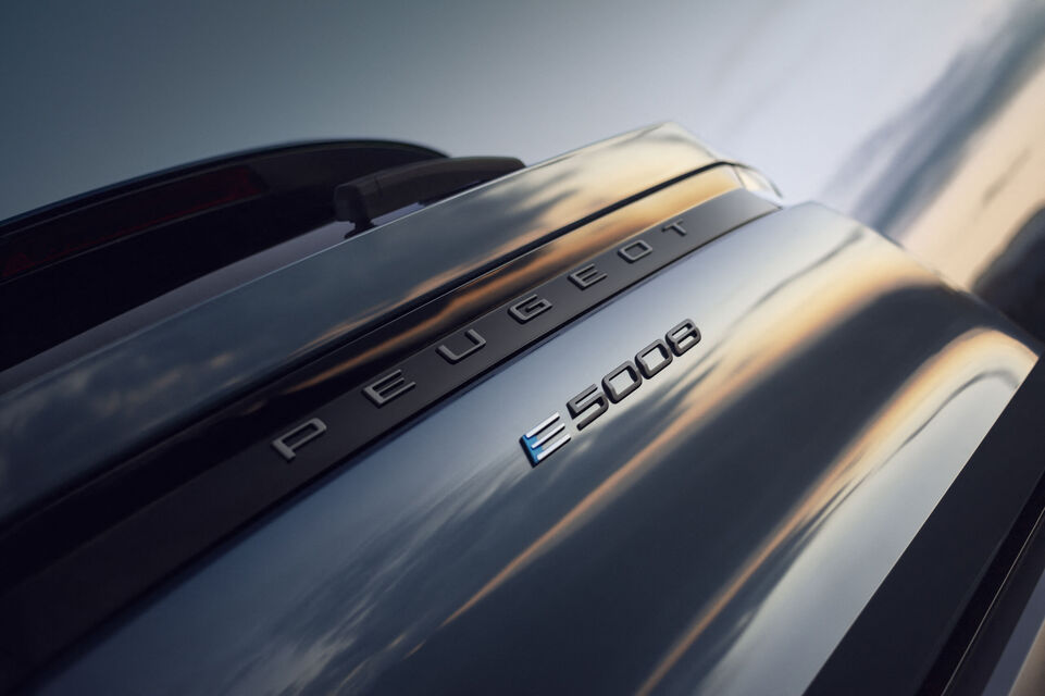 Peugeot e-5008