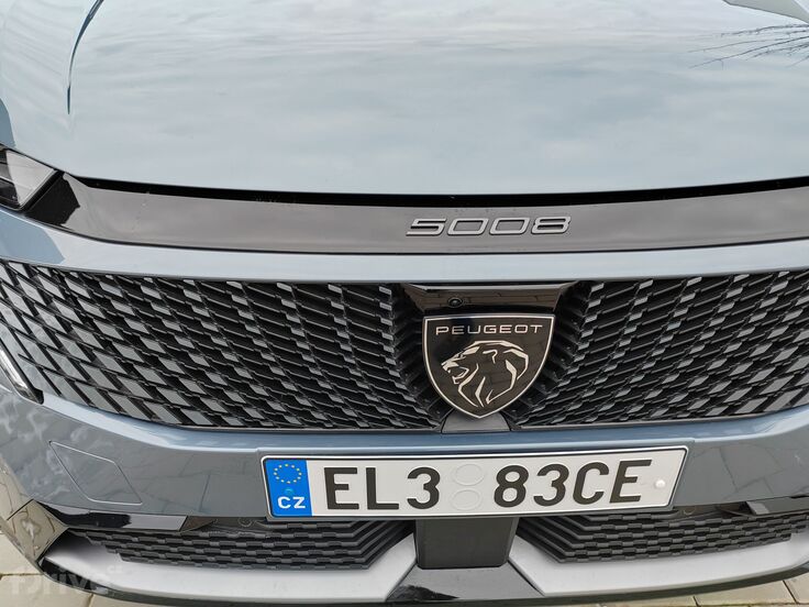 Peugeot e-5008