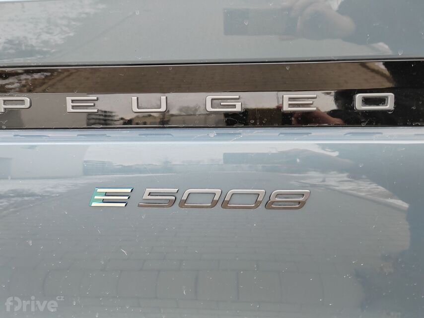 Peugeot e-5008