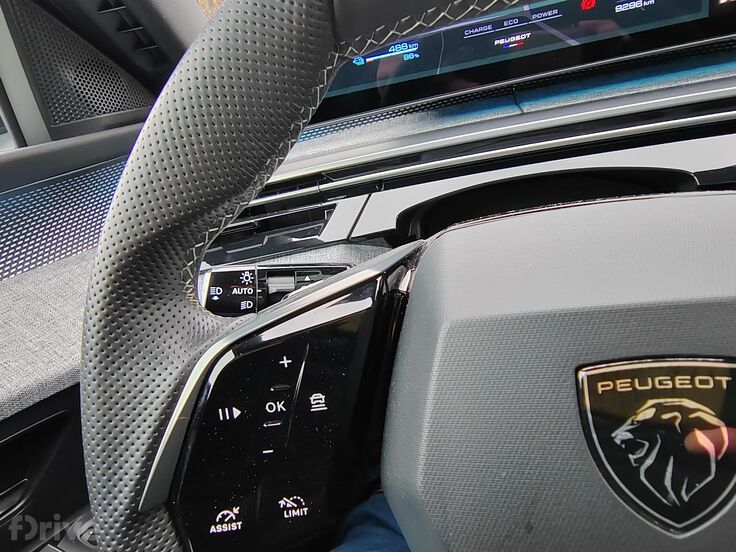 Peugeot e-5008